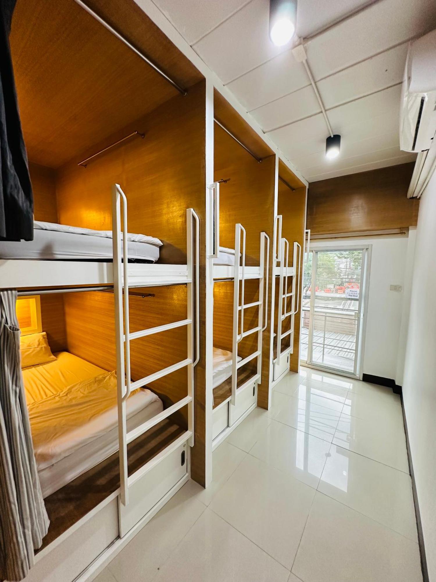 Hug Backpackers Hostel *