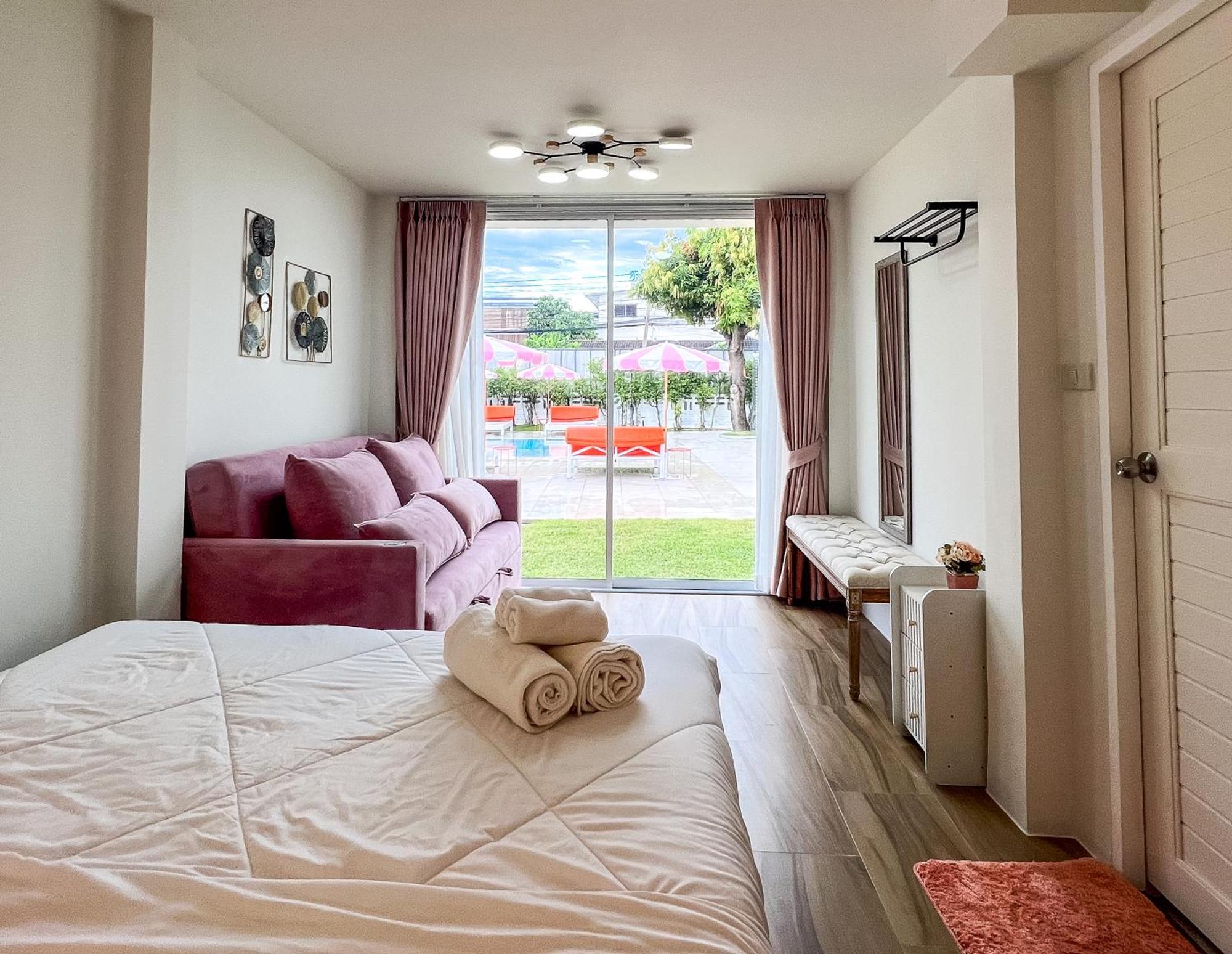 Villa Pink Moon Pool In Quiet Area Of Nimmanhaemin *