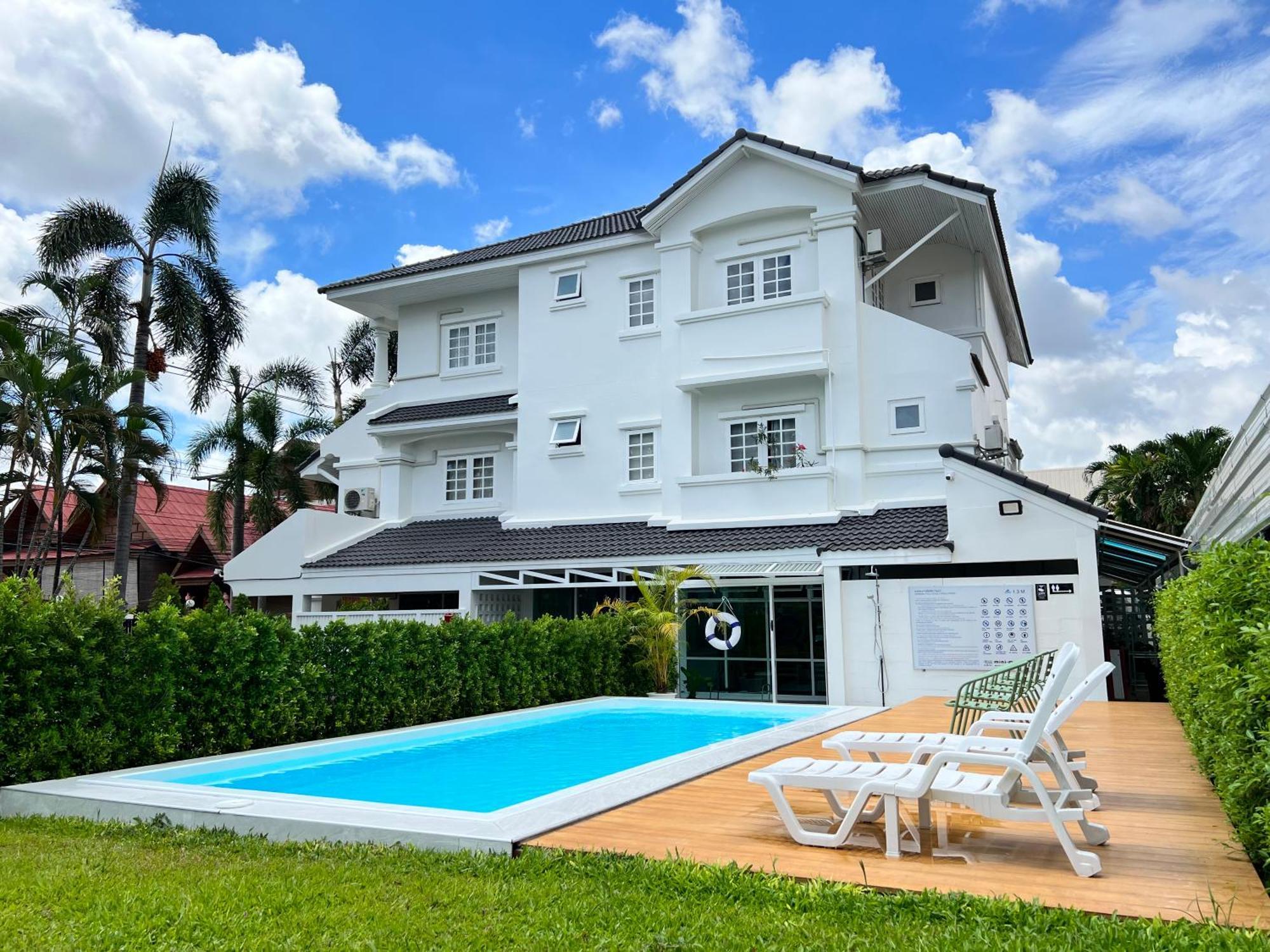 Homestay Mini-me Hubs, Charm & Pool In Old Chiang Mai