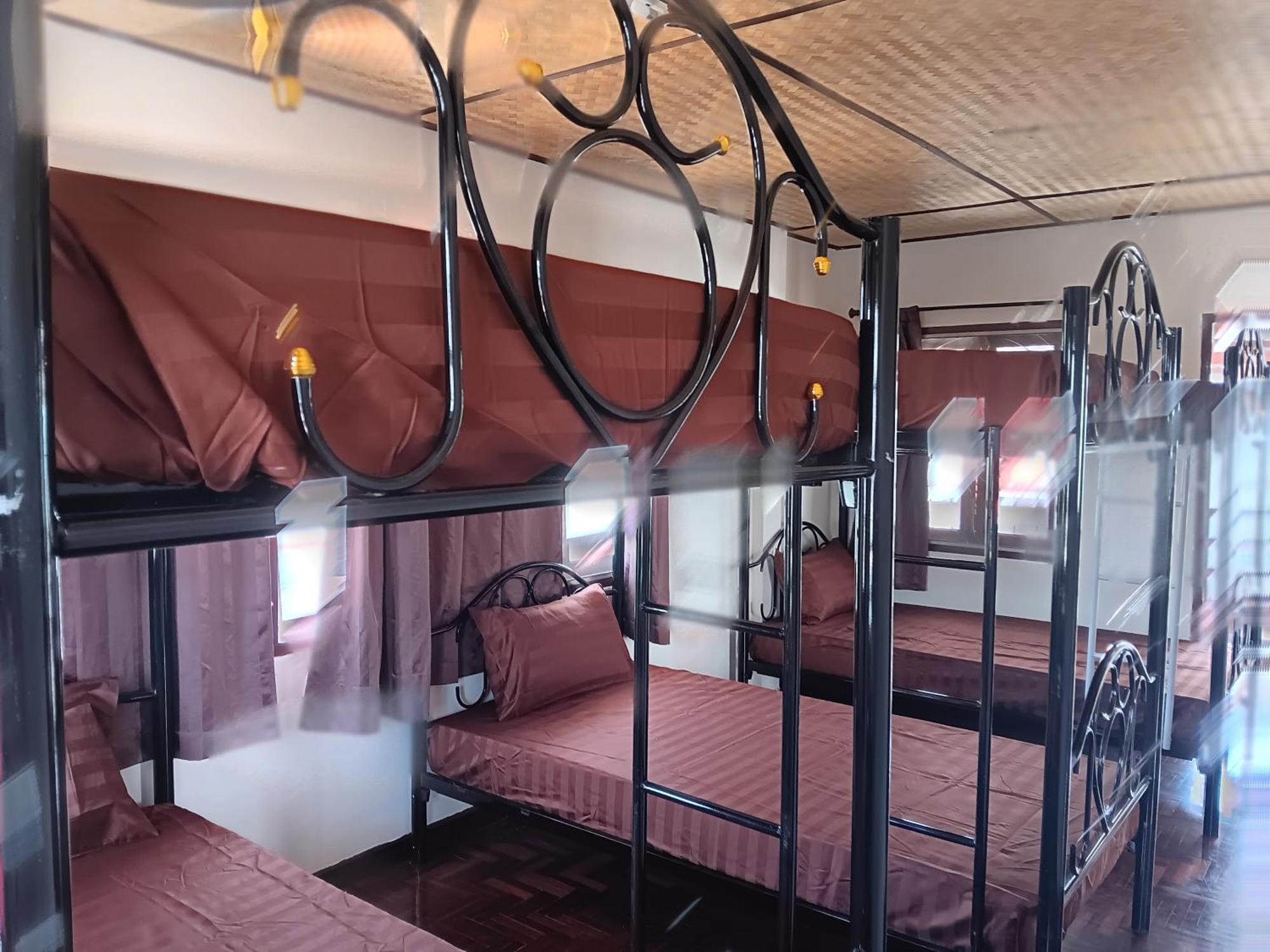 Hug Glur House Tour And (adults Only) Hostel Chiang Mai