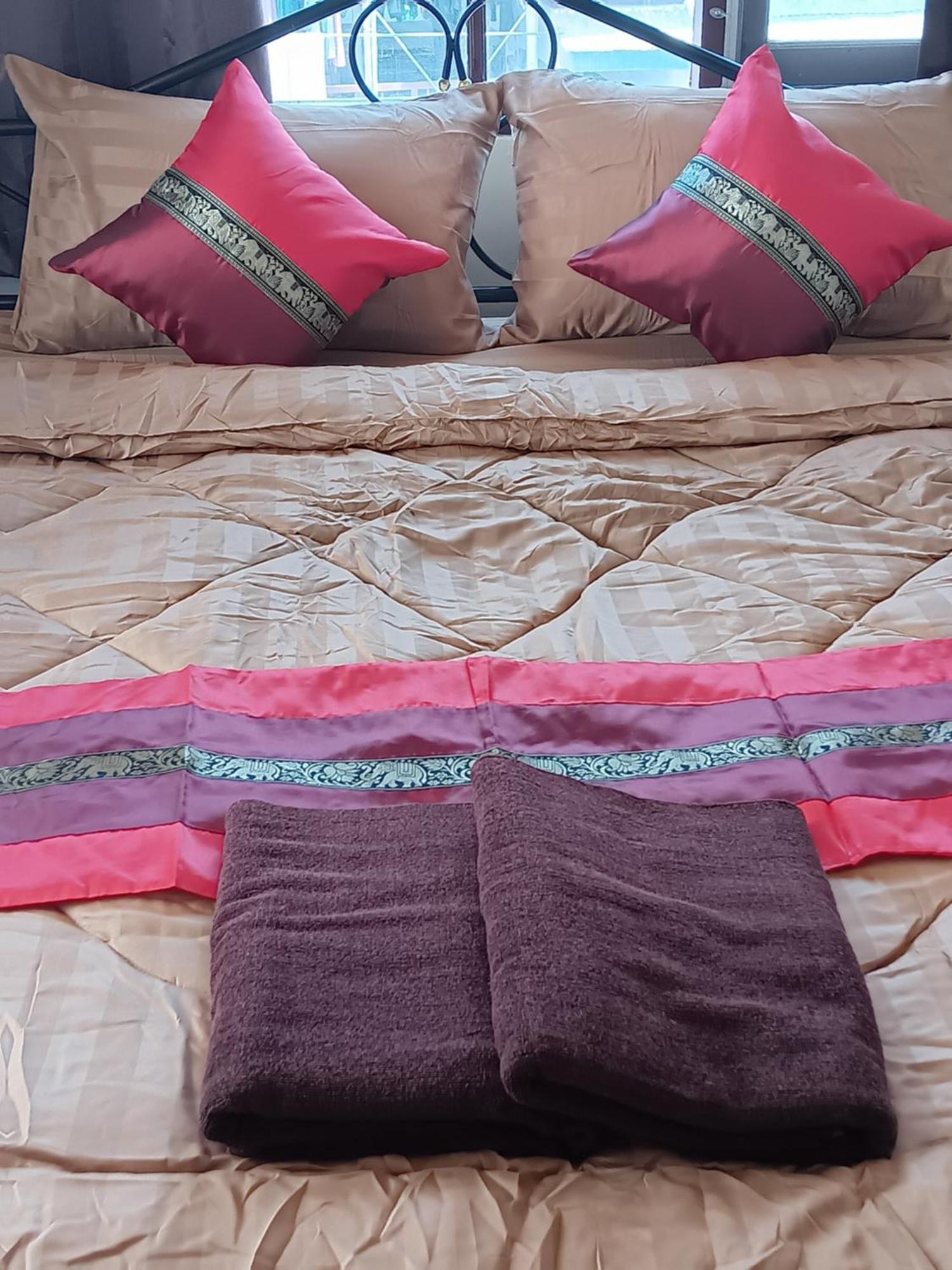 Hostel Hug Glur House Tour And (adults Only)