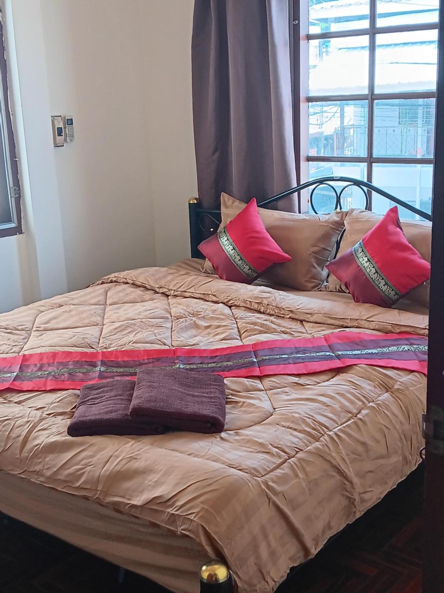 Hug Glur House Tour And (adults Only)