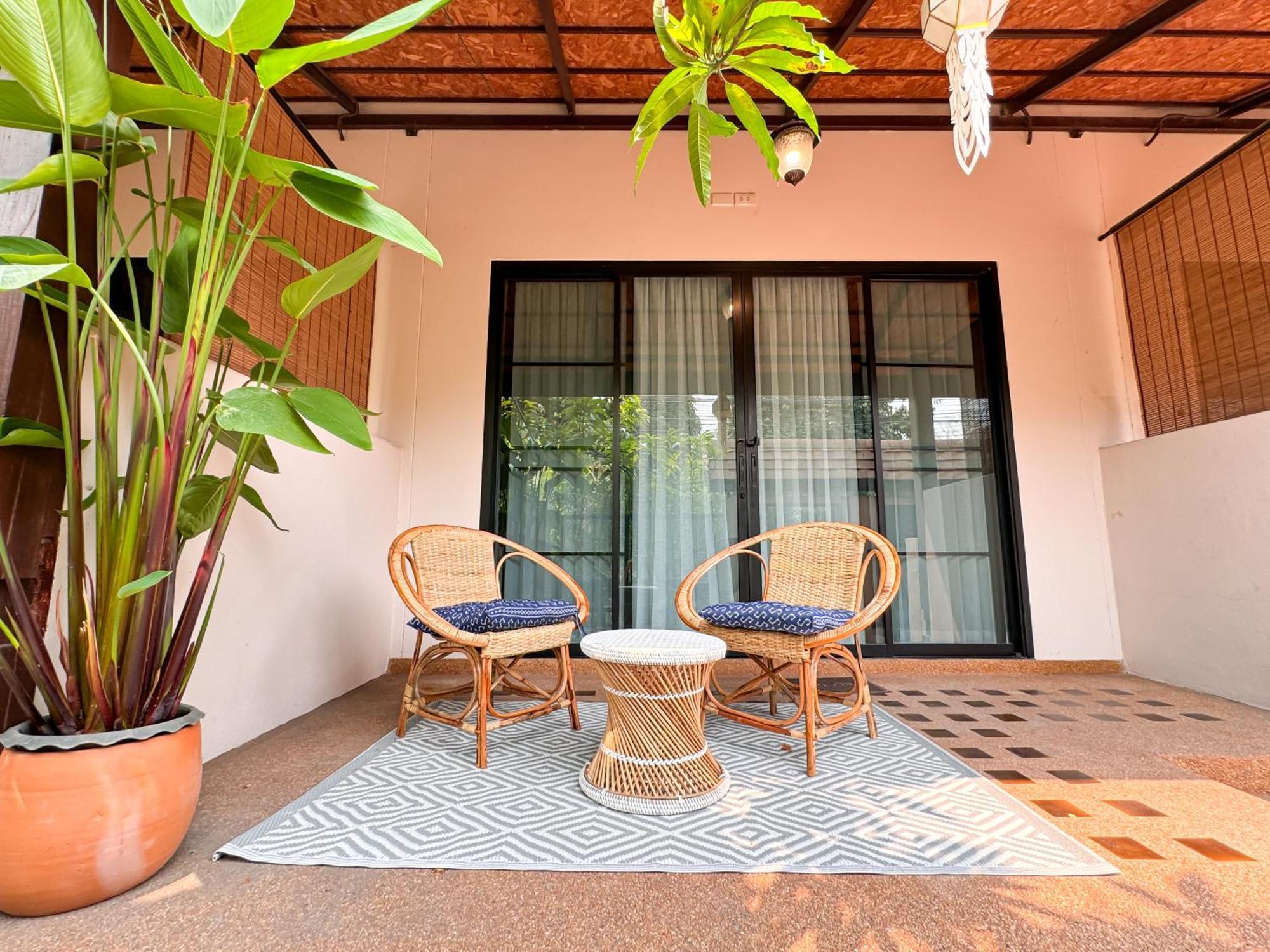 Ravisada Baan Wua Lai Near Saturday Night Market Apartment