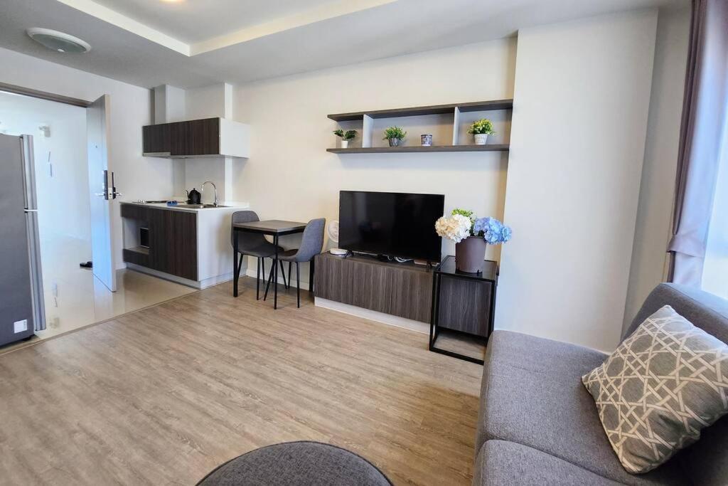 Apartment Dcondo For 3 Guests Near Festival With Pool/gym *