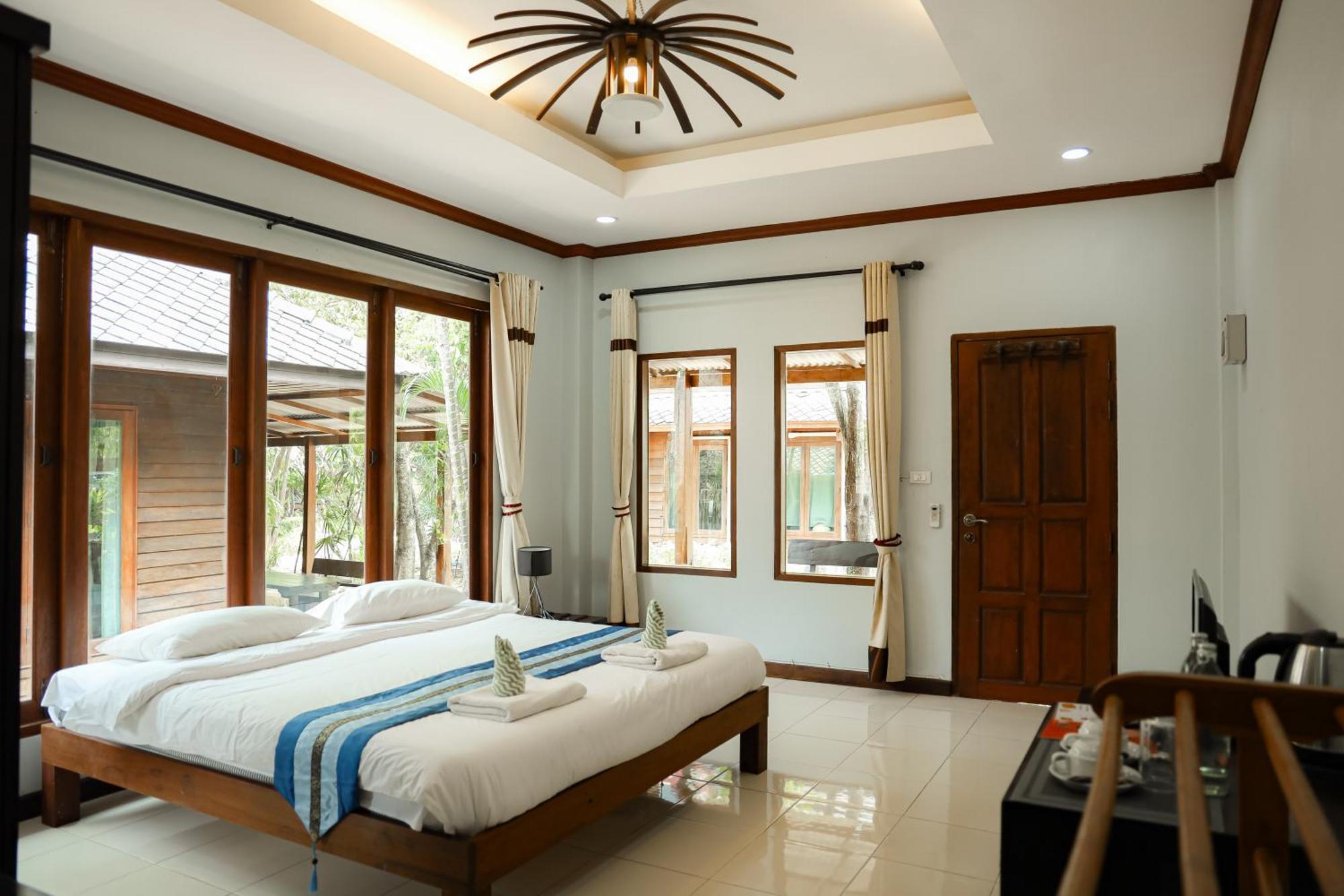 Dreamer Club Treehouse Bridge With Pool Chiang Mai