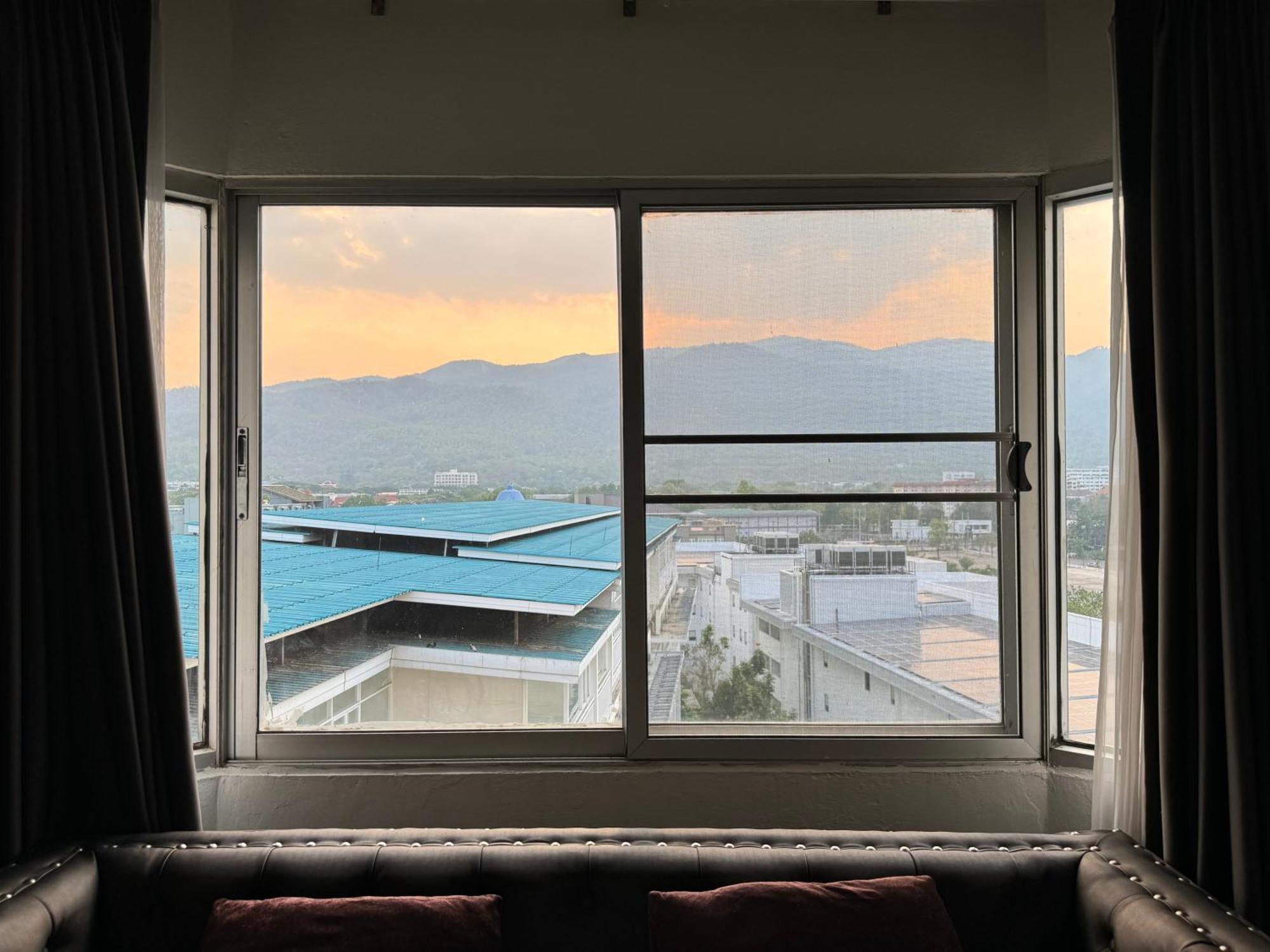 Apartment Mountain View Located In Nimman Road *