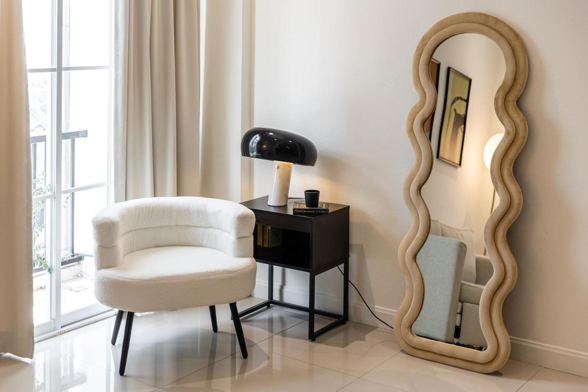 White Wood Nimman Apartment