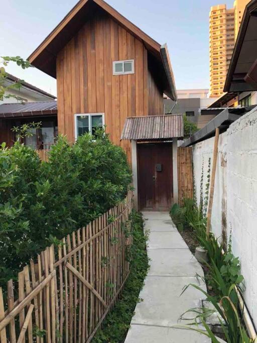 Wooden House In The Centre Of Chiangmai Self-checkin Holiday home