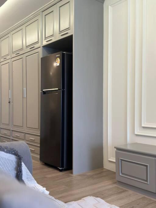 Warm And Classic Modern Apartment *