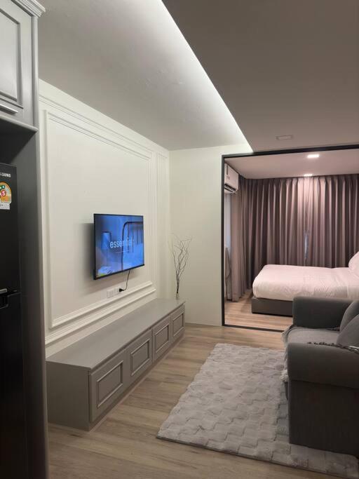 Warm And Classic Modern Apartment