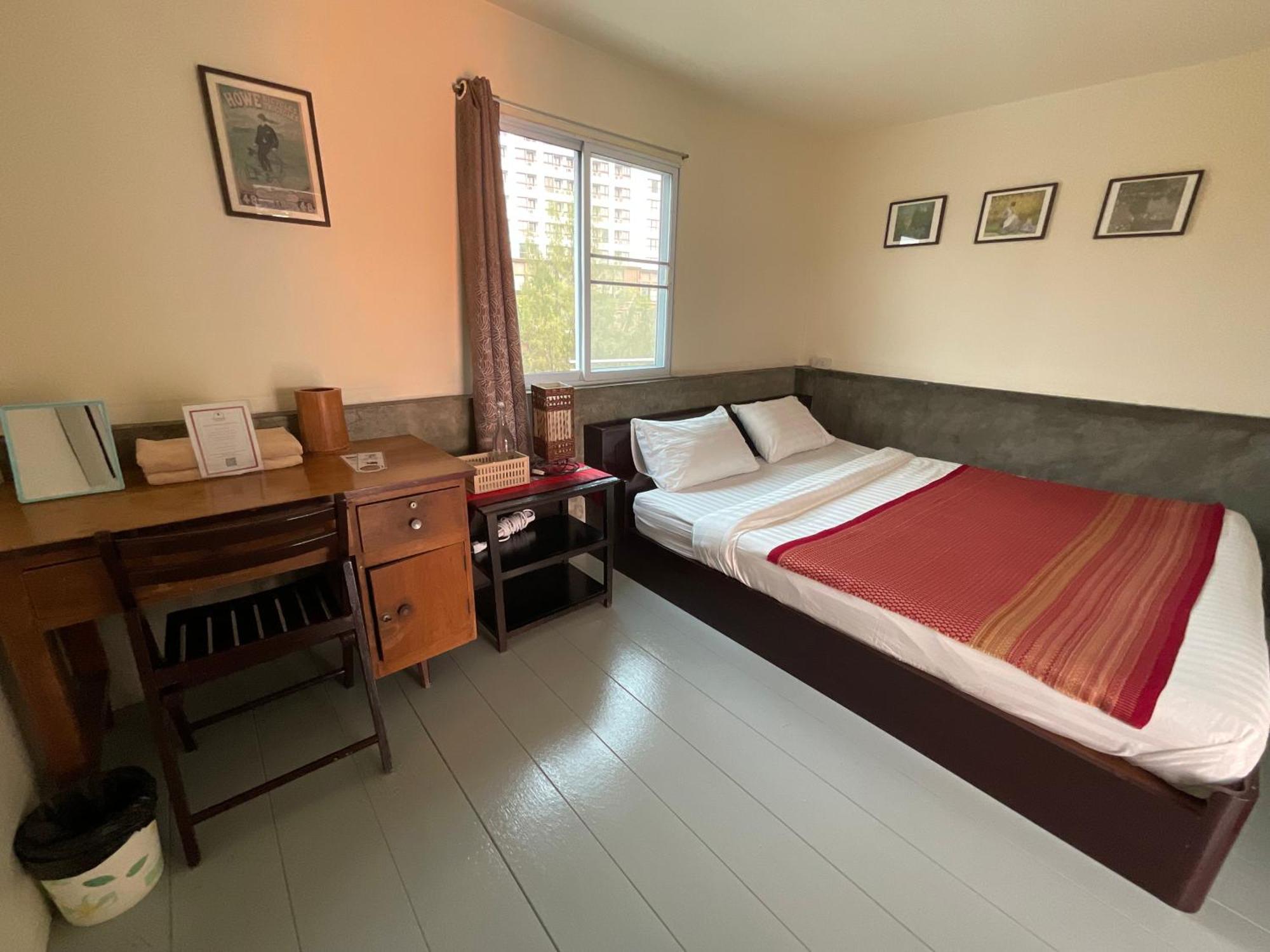 Baan Klang Vieng Hostel *