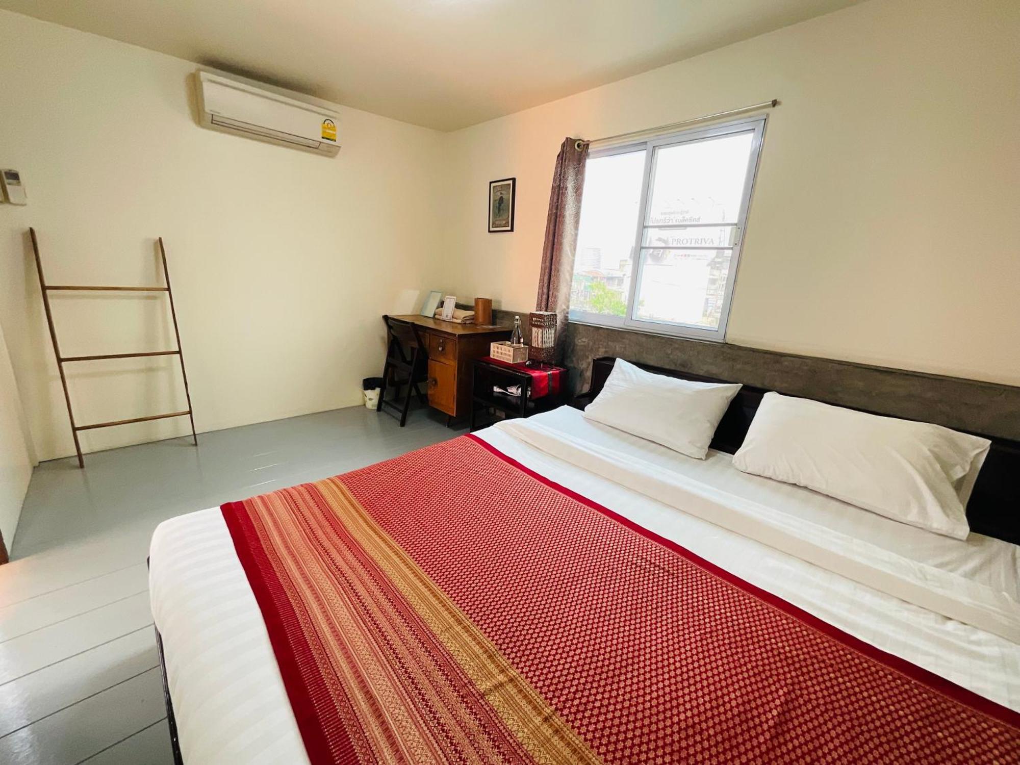 Baan Klang Vieng Hostel *