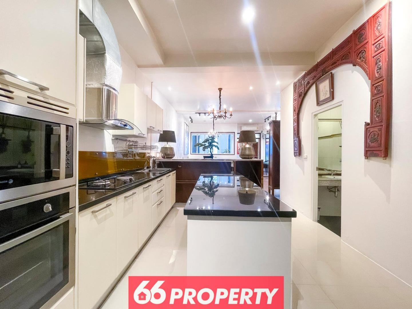 Stylish Townhouse In Nimman Area With Full Kitchen