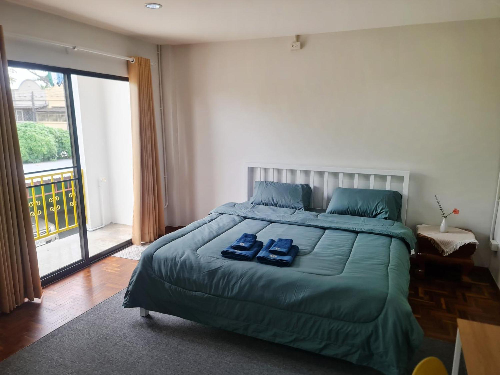 Guest house Follow Yellow House Chiang Mai