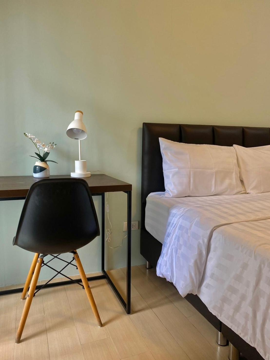 Baan Ploy In (adults Only) Hostel *