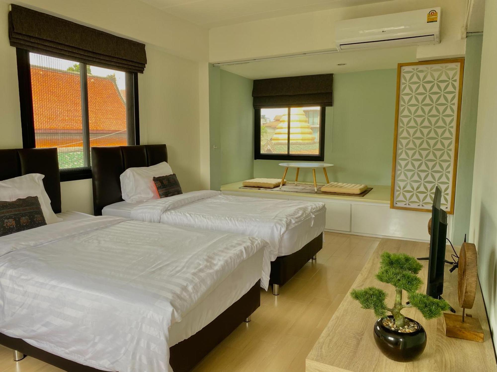 Baan Ploy In (adults Only) Hostel *