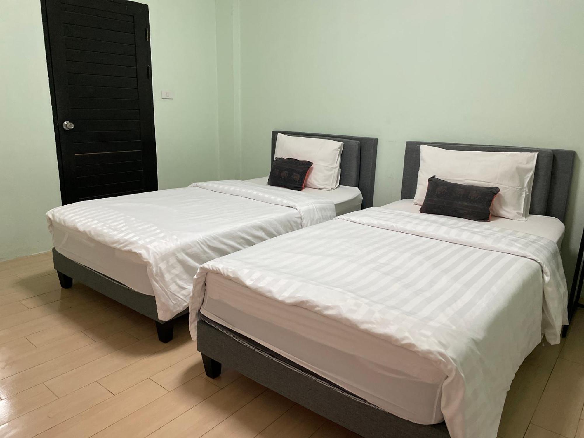 Baan Ploy In (adults Only) Hostel *