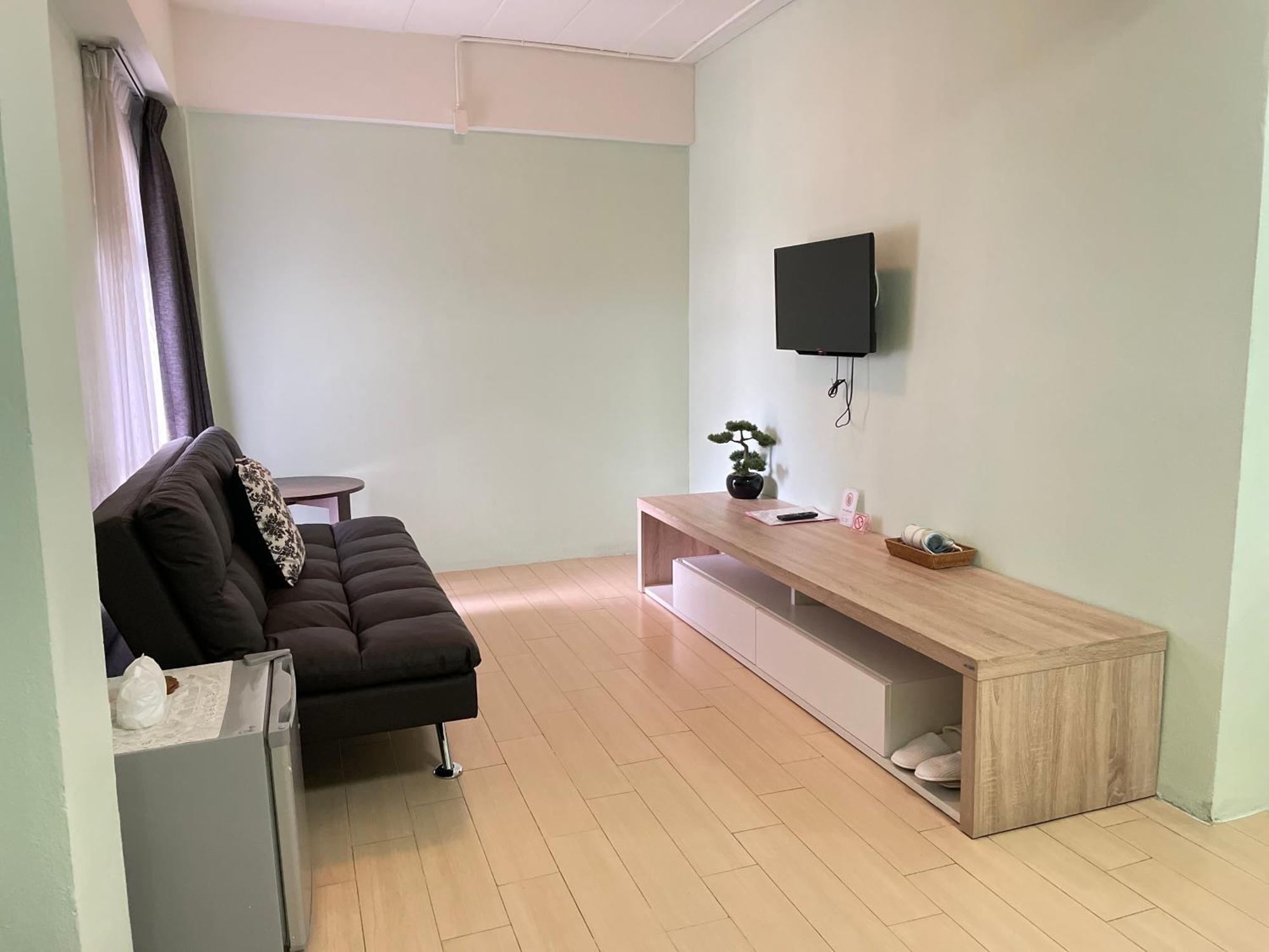 Baan Ploy In (adults Only) Hostel