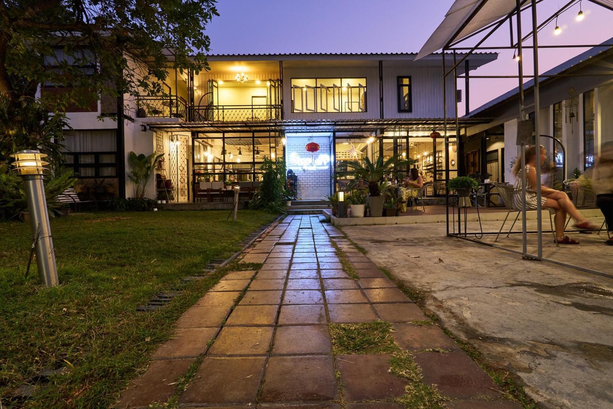 Hostel Sherloft & *