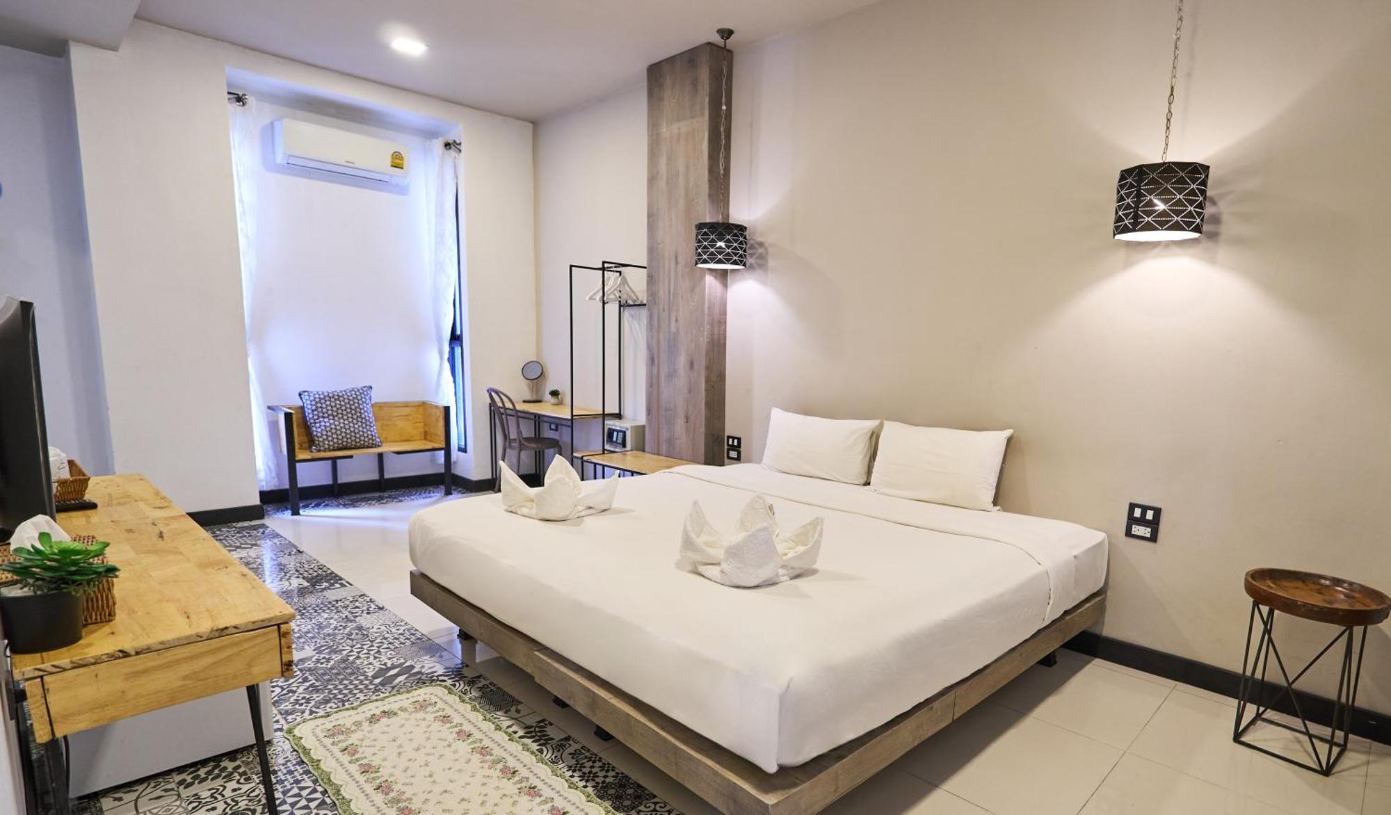 Hostel Sherloft & *