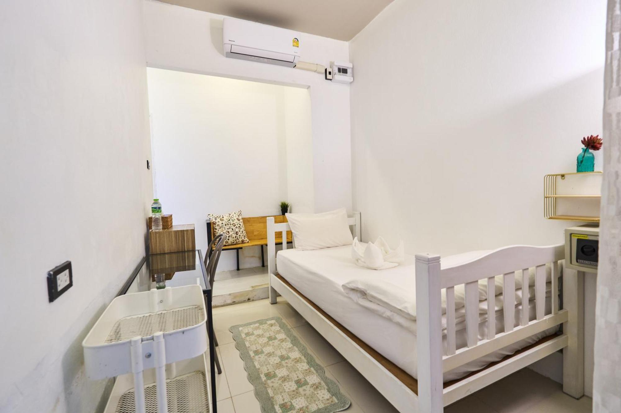 Sherloft & Hostel *