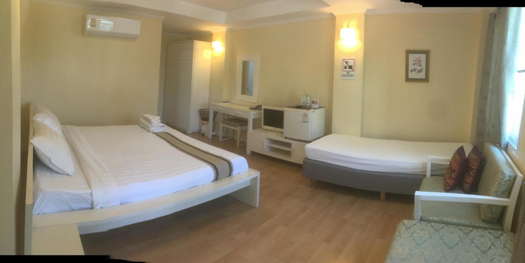 Guest house Triple Palms House