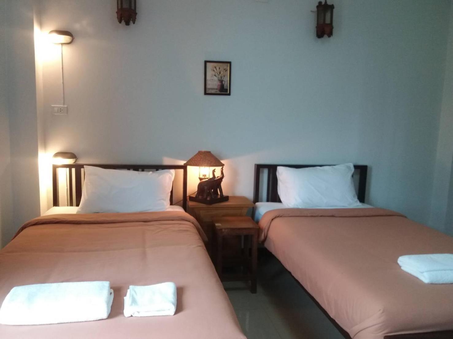 Baan Chaisri (adults Only) Hostel