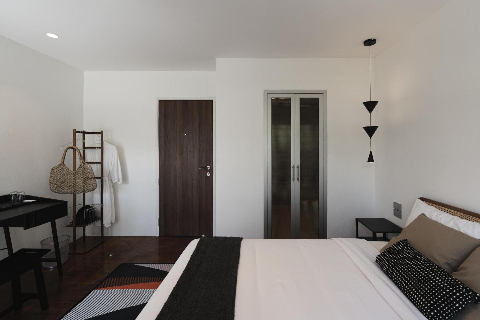 Bahay bakasyunan Flat And Fur 2br Mid-century 3mins To Nimman Airport