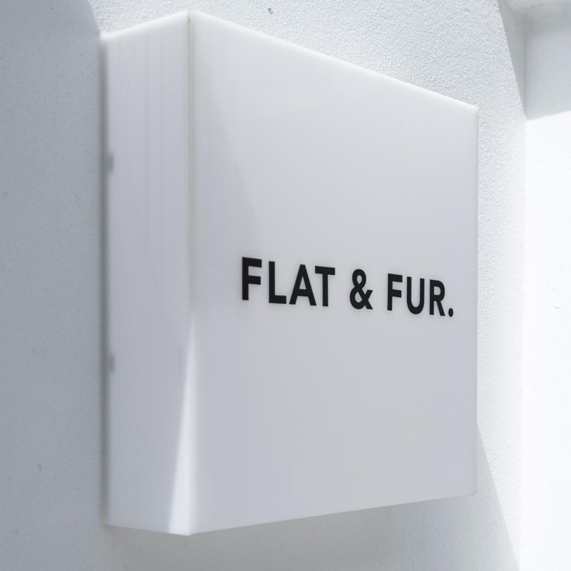 Bahay bakasyunan Flat And Fur 2br Mid-century 3mins To Nimman Airport *