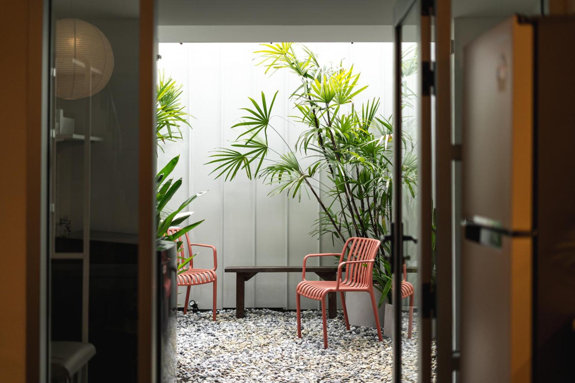 Flat And Fur 2br Mid-century 3mins To Nimman Airport Holiday home *