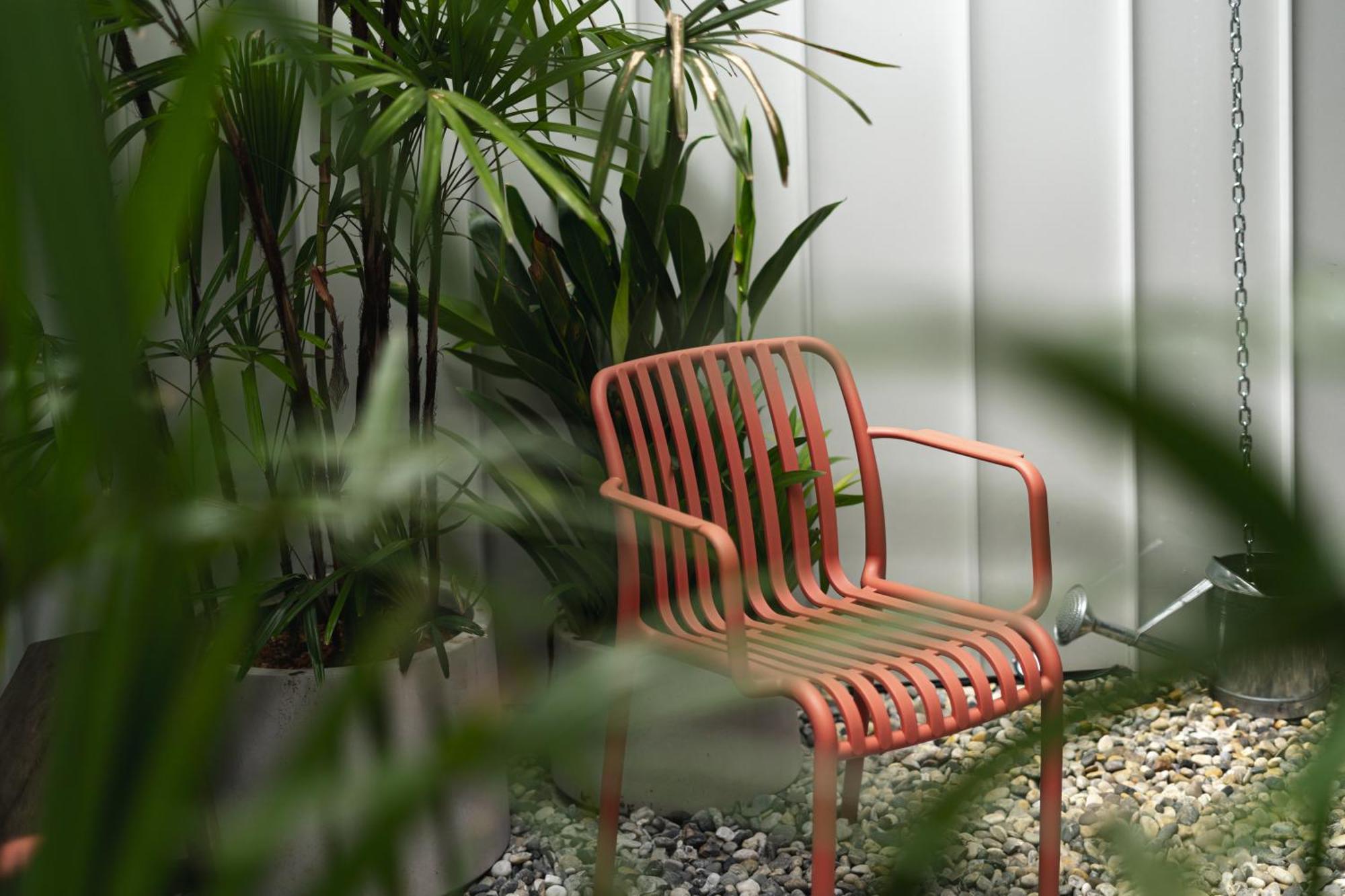 Bahay bakasyunan Flat And Fur 2br Mid-century 3mins To Nimman Airport *