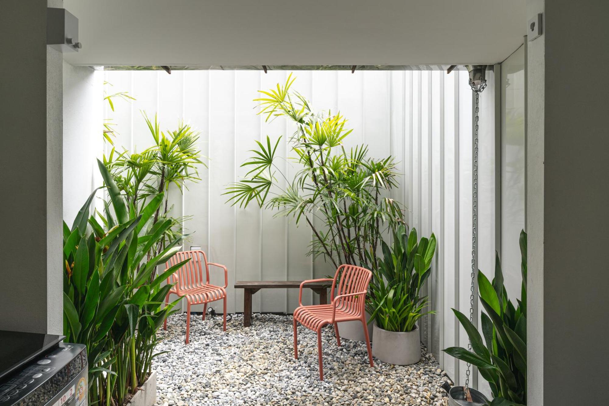 Bahay bakasyunan Flat And Fur 2br Mid-century 3mins To Nimman Airport