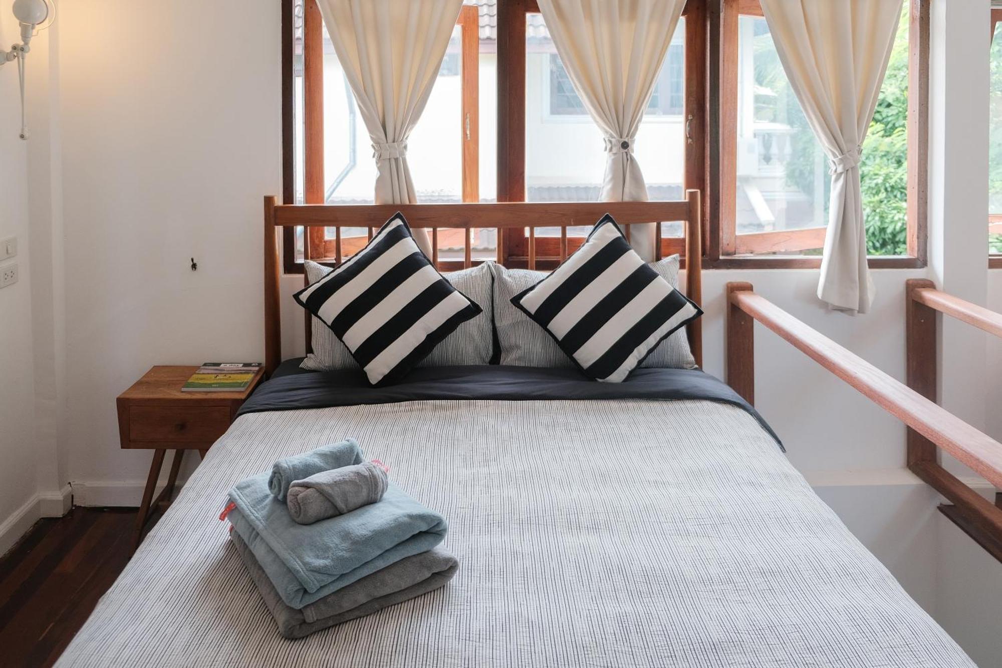 Hug House Near Airport Villa