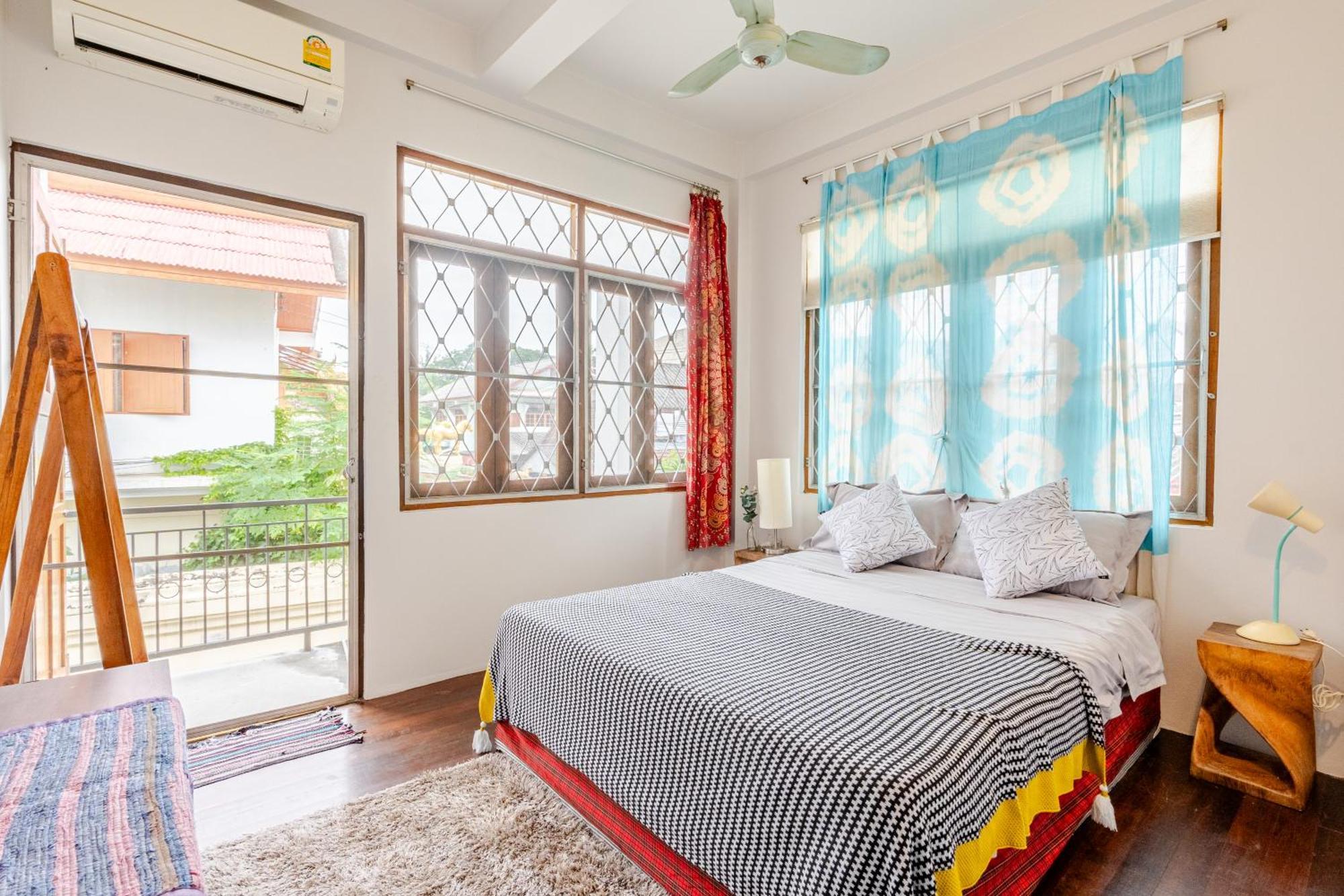 9 Pax Family Hill Sunset Temple View Street View Near Nimman T Apei Gate Old Town Chiang Mai
