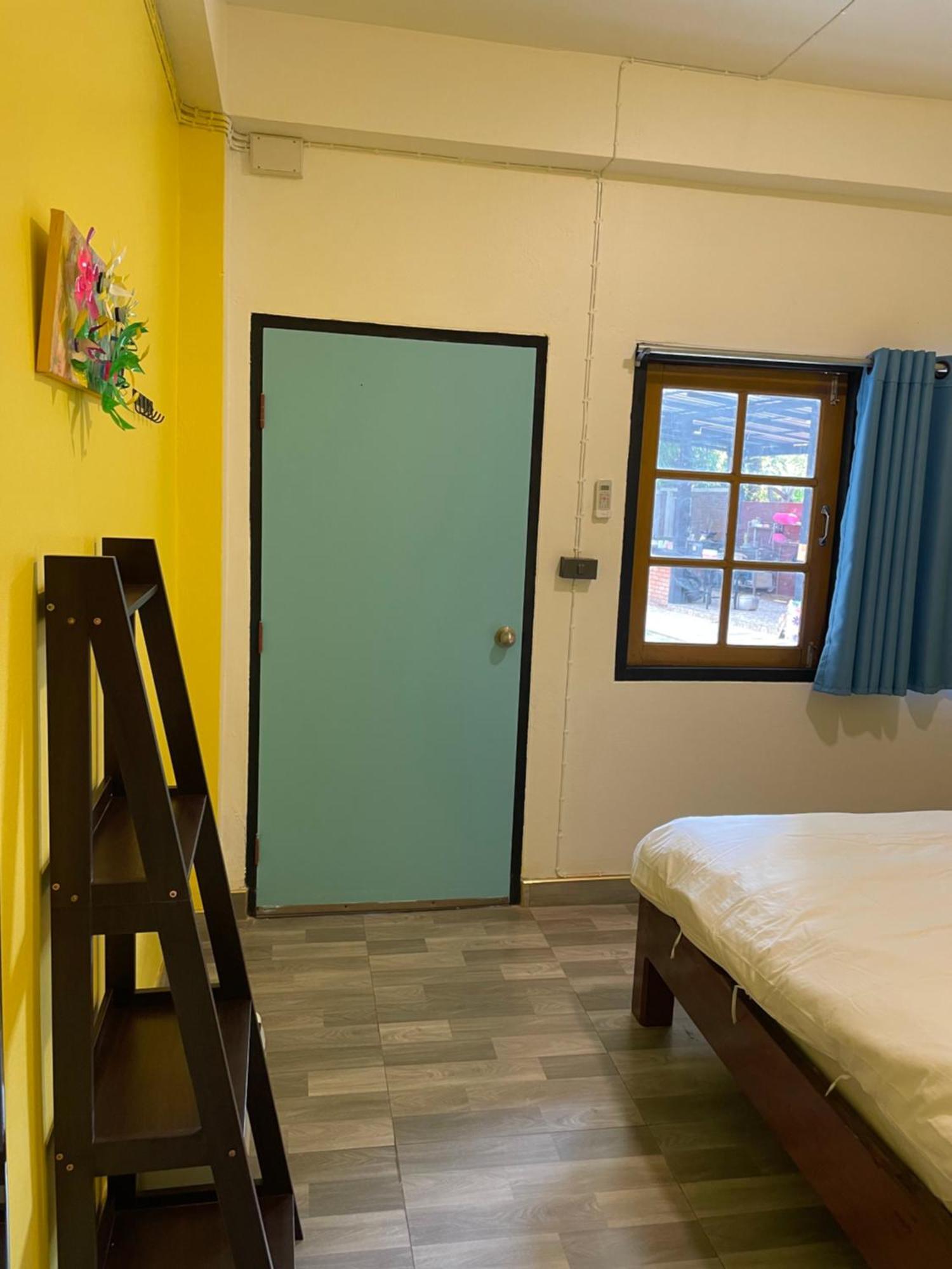 Revolution - Old Town Hostel Chiang Mai