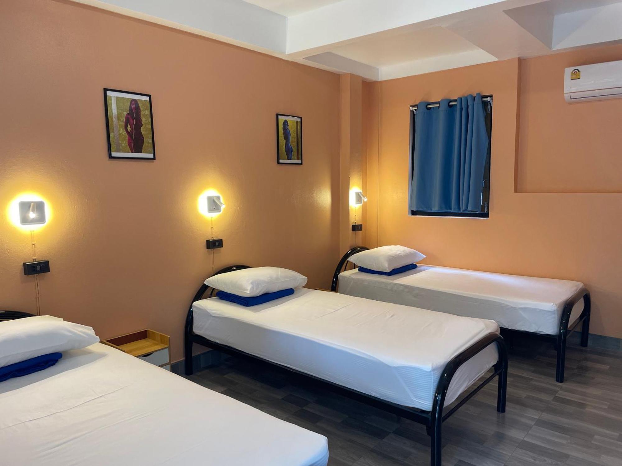 Revolution - Old Town Hostel *