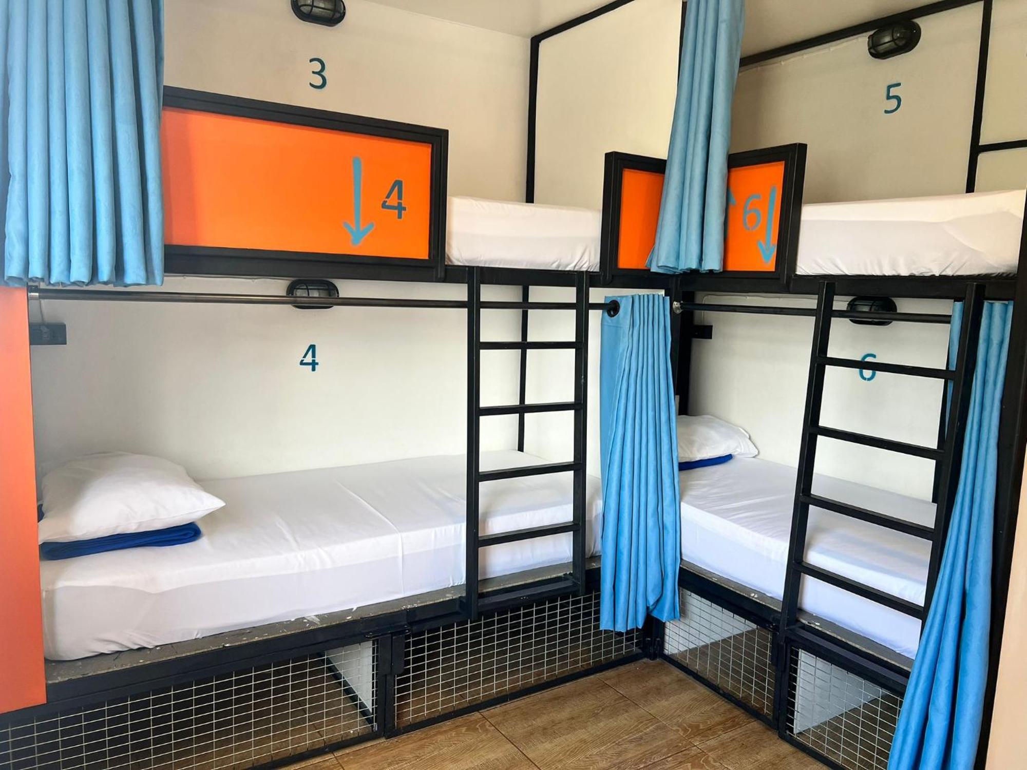 Revolution - Old Town Hostel *