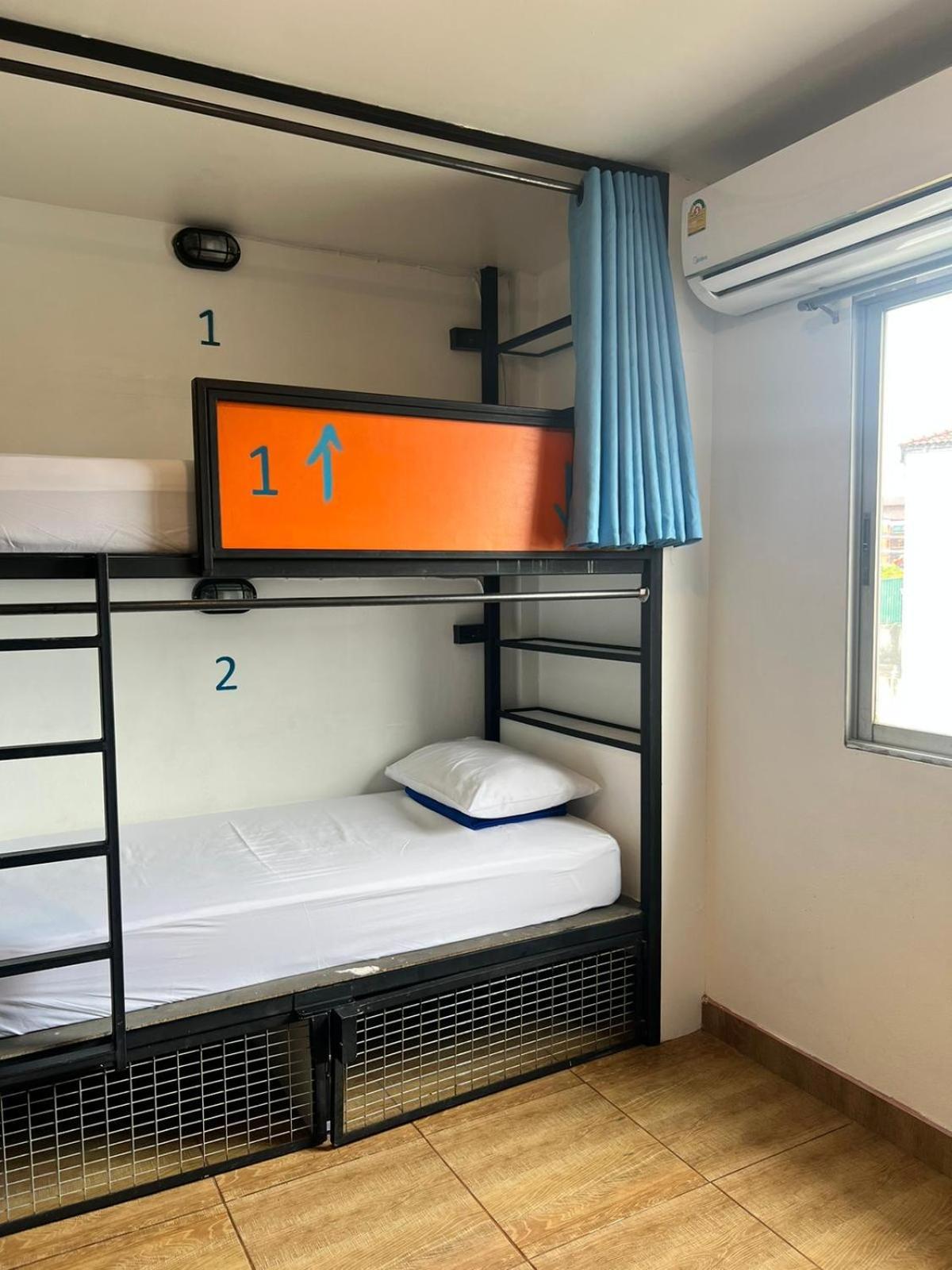 Revolution - Old Town Hostel *