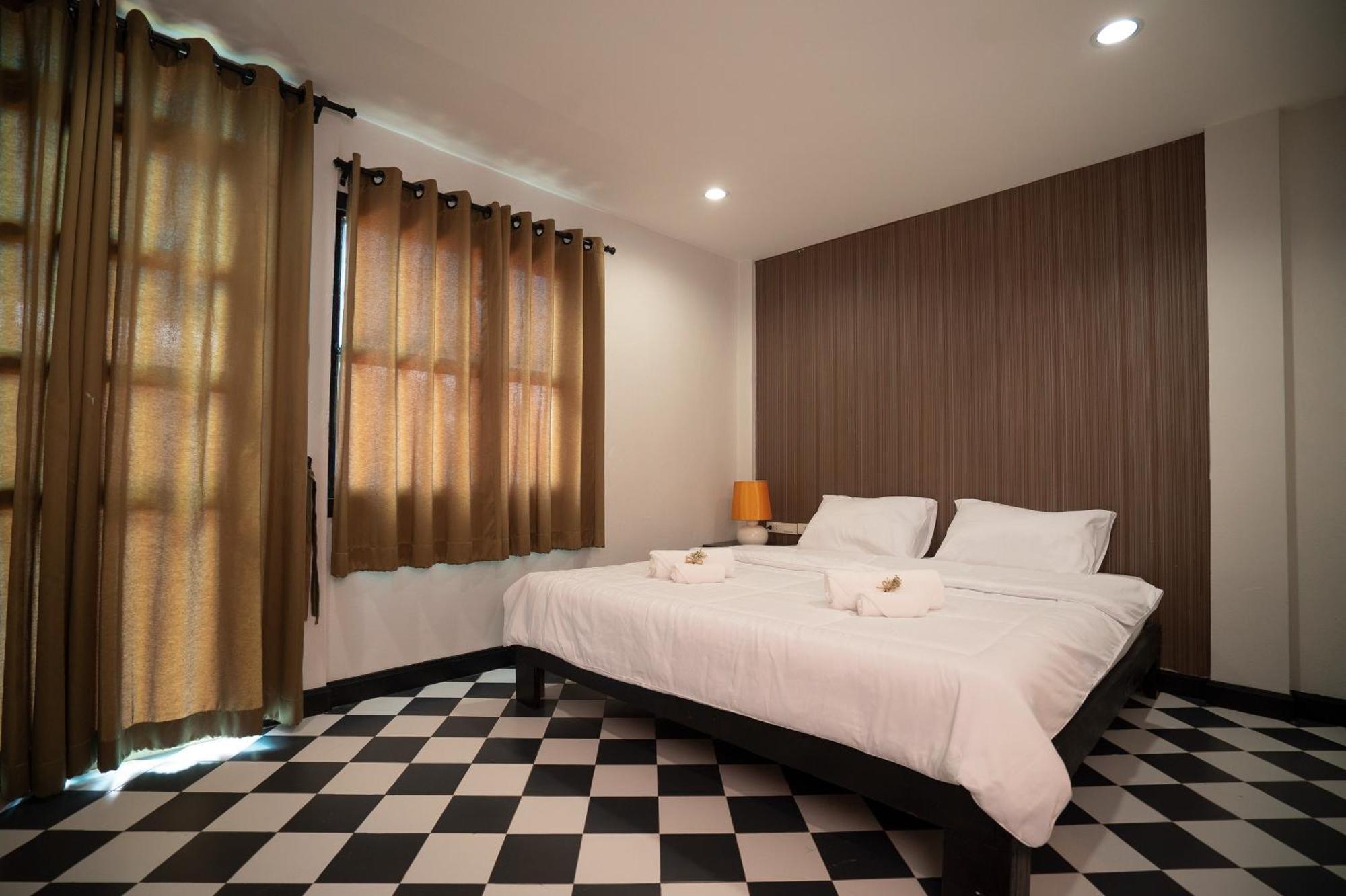 Hotel Sculpture By Thanespon Chiang Mai