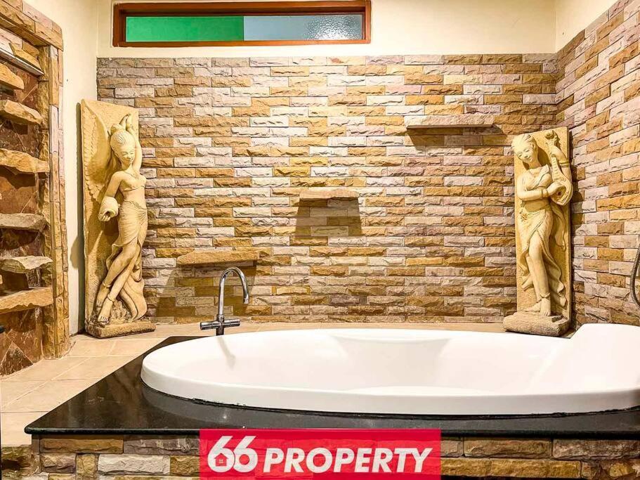 Spacious 2 Bedroom Near Train Station - 10 Min To Old Apartment
