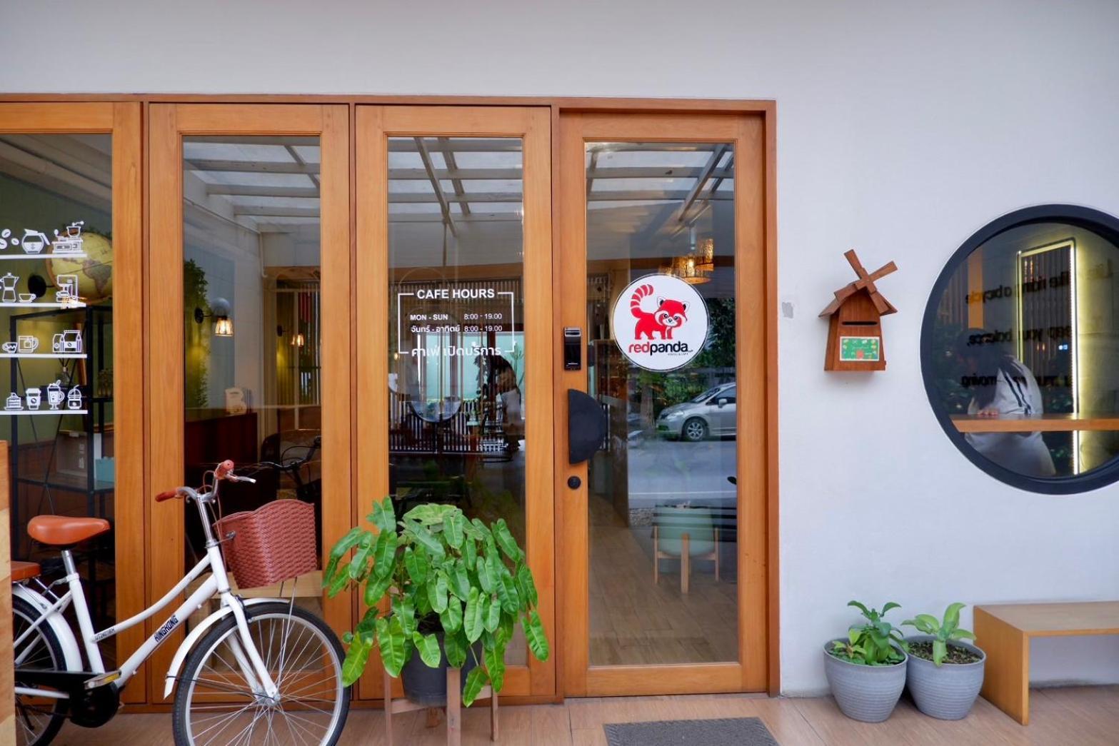 Redpanda & Cafe Hostel