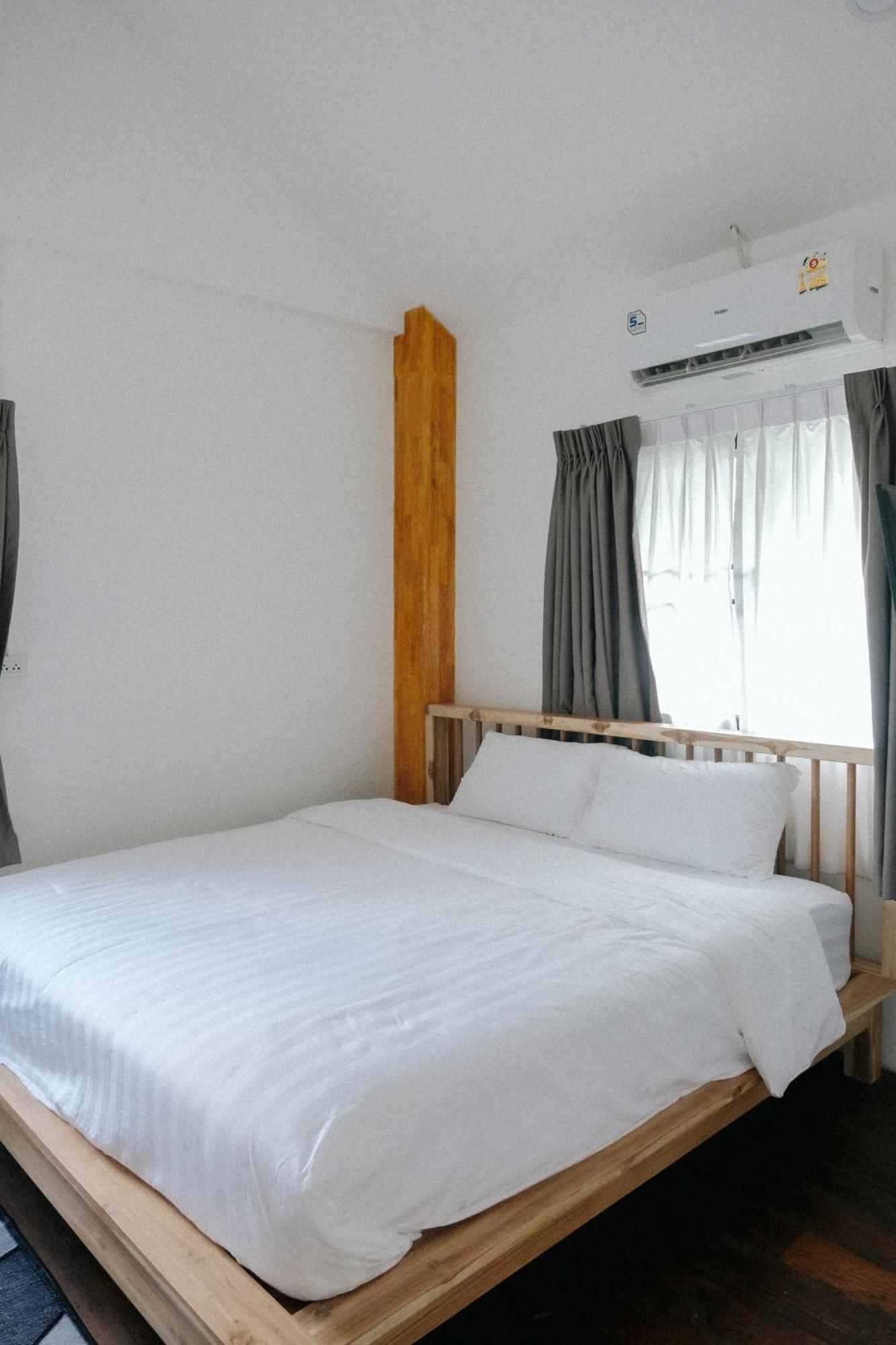 Riverside House Guest house *