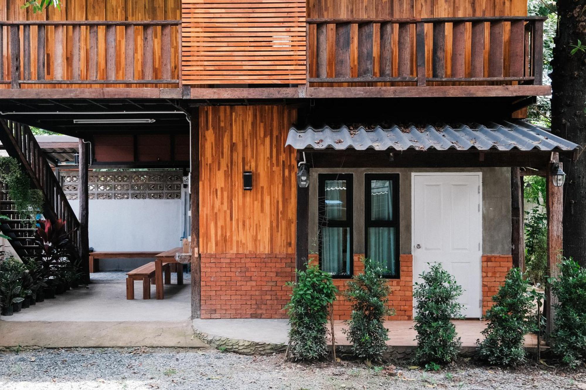 Guest house Riverside House *