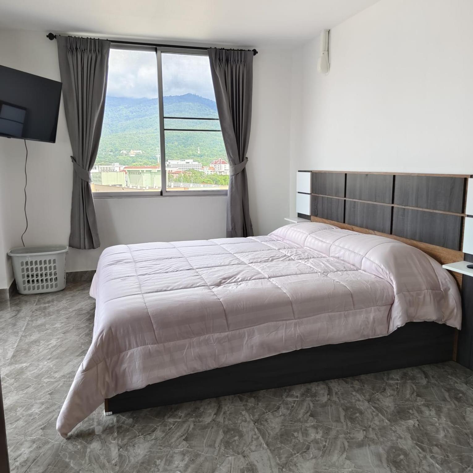 902 2 Fully Renovated Luxurious Apartment *