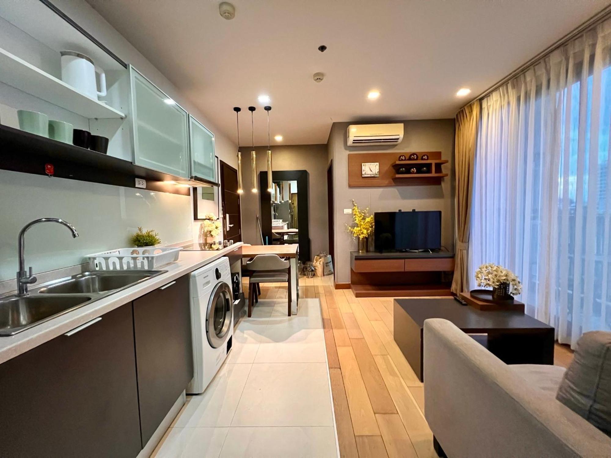 Modern 2-bedroom With Pool Apartment *
