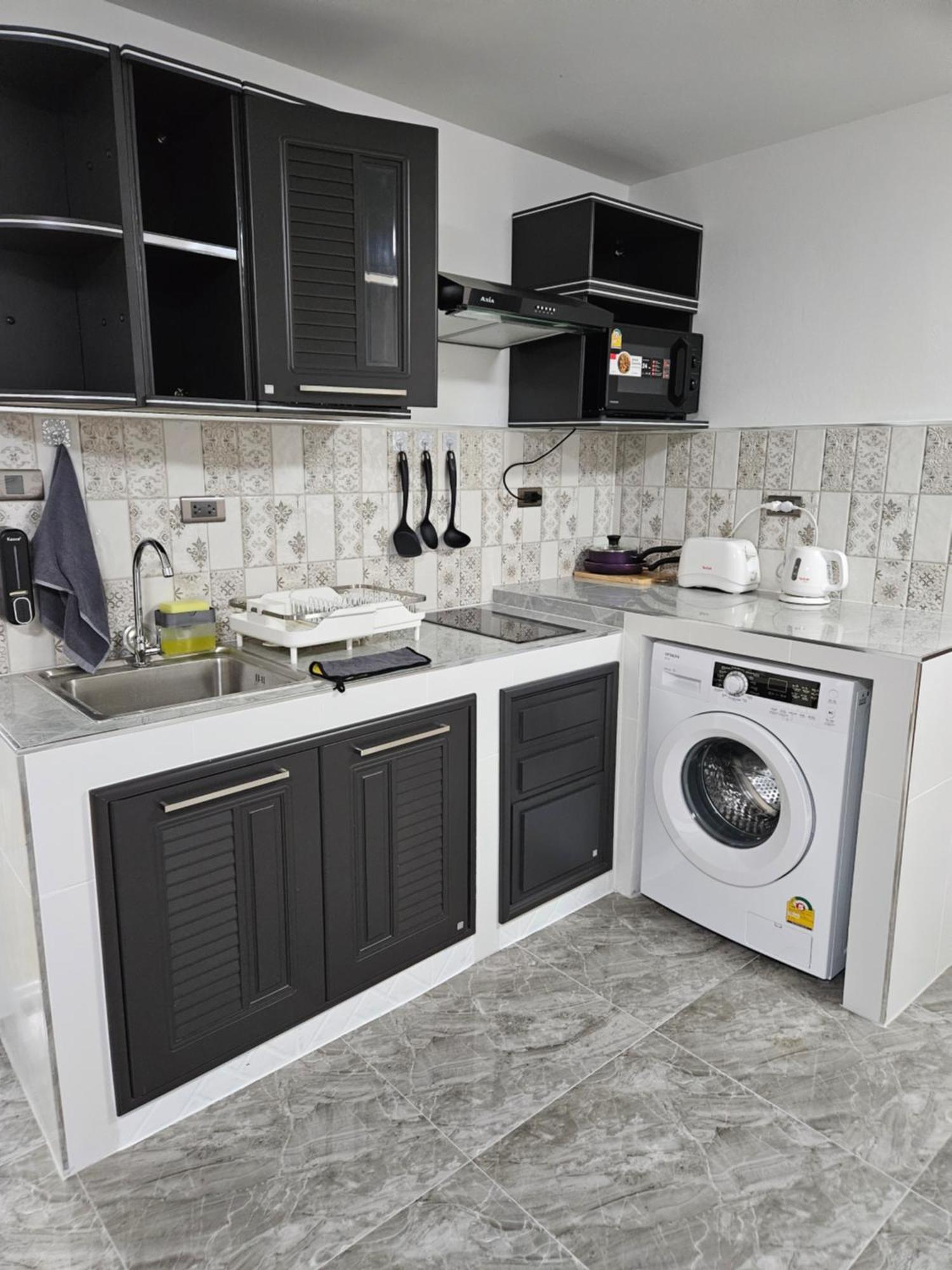 902 2 Fully Renovated Luxurious