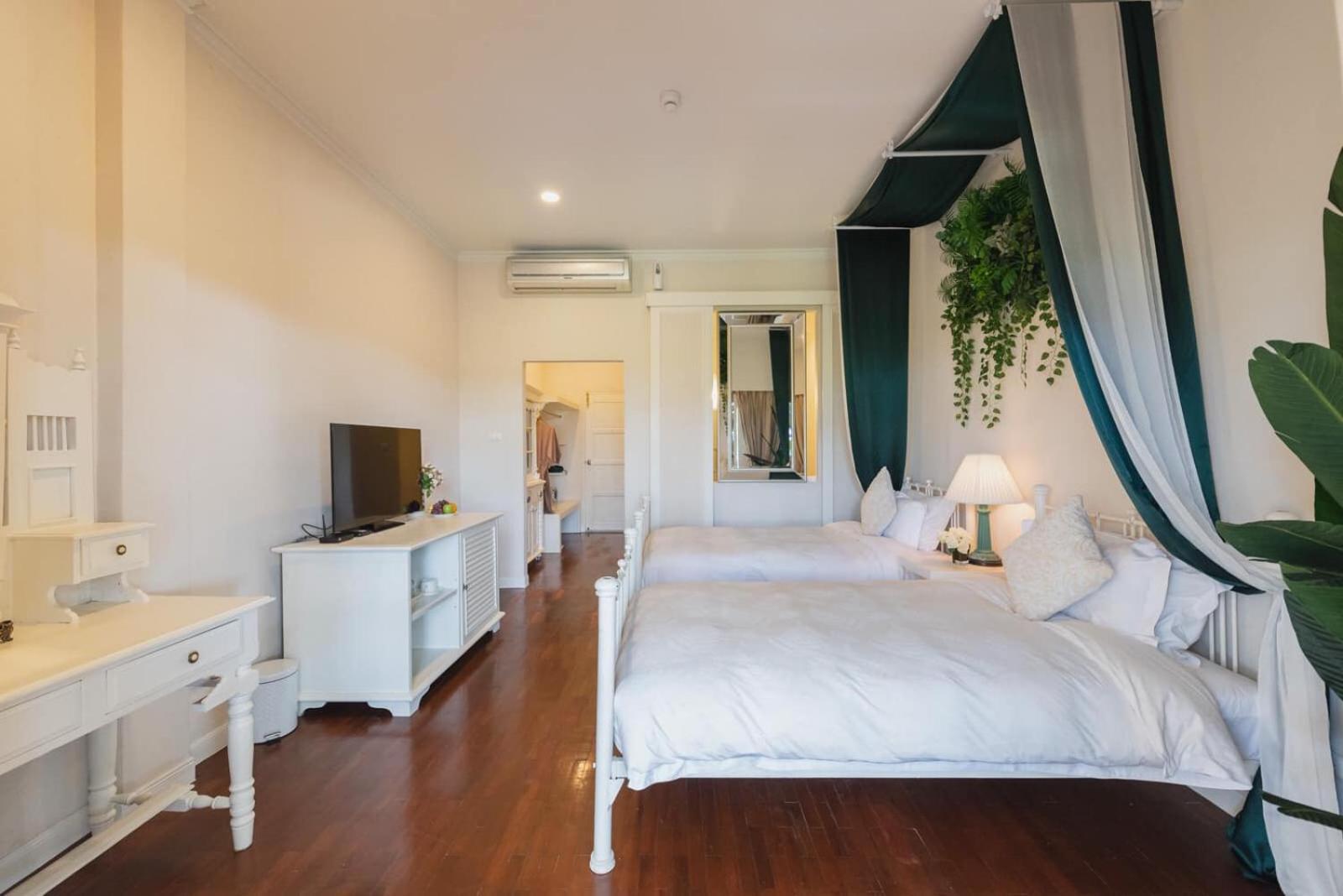 Hotel The Cathay &