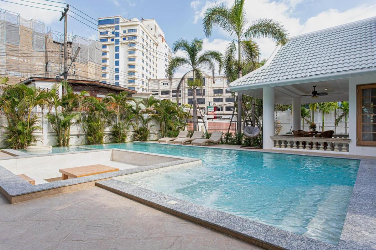 Holiday home Near Ancient City, Walking Night Bazaar, 6 Bedroom 7 Bathroom Luxury Pool Garden