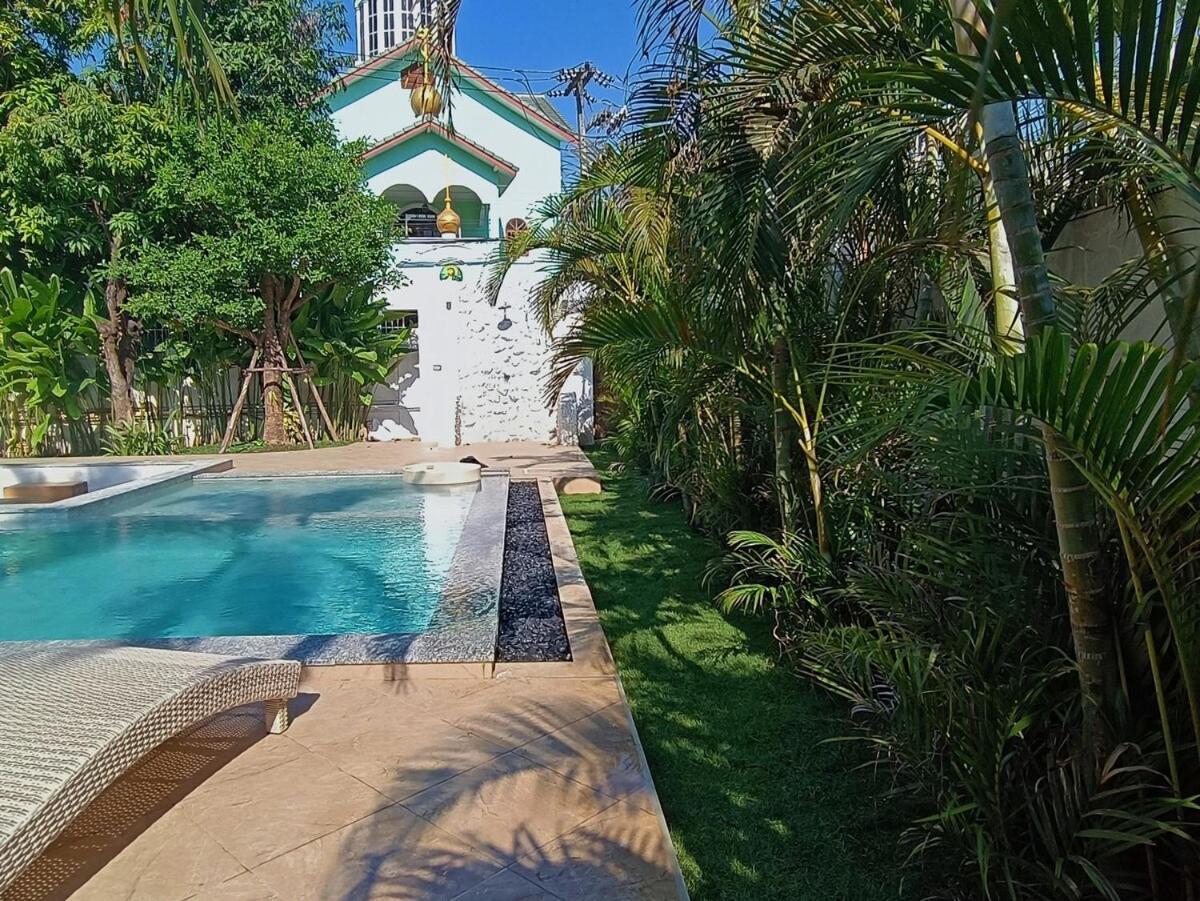 Holiday home Near Ancient City, Walking Night Bazaar, 6 Bedroom 7 Bathroom Luxury Pool Garden Chiang Mai