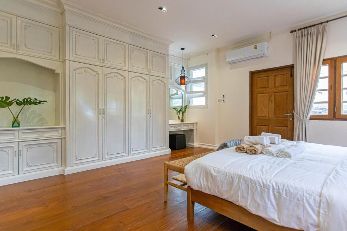 Near Ancient City, Walking Night Bazaar, 6 Bedroom 7 Bathroom Luxury Pool Garden Holiday home Chiang Mai
